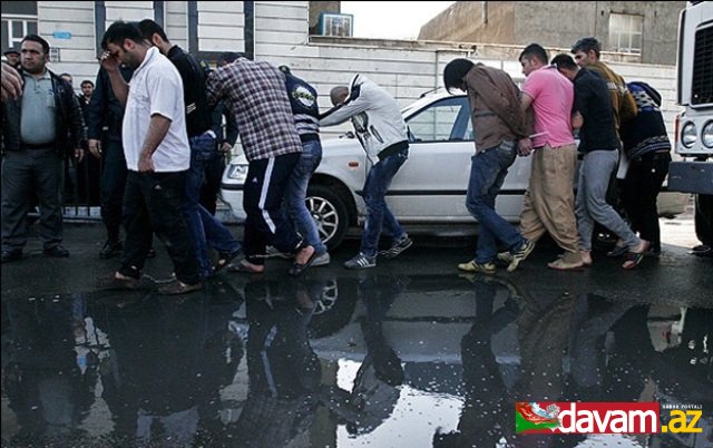 Tehran polisi asayışı pozurlar deyə 80 nəfəri həbs edərək zəncirləyib küçələri gəzdirdilər