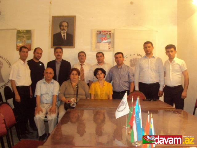 Güney Azərbaycan Konseyi Milli Dirçəliş Hərəkətı Partiyasında olub.