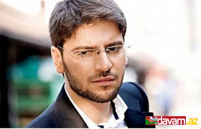 Sami Yusuf konsertində Azərbaycan bayrağını öpərək gözü üstünə qoydu