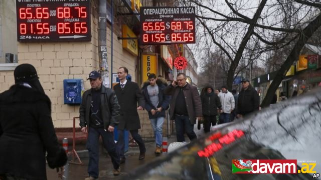 Rusiyada rublun dəyərdən düşməsilə istehlakçılar mağazalara üz tutub