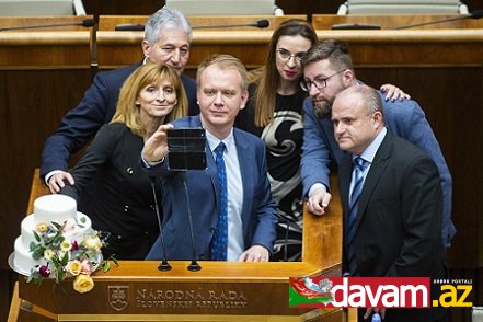 Slovakiya parlamentində “tort etirazı“ başa çatıb