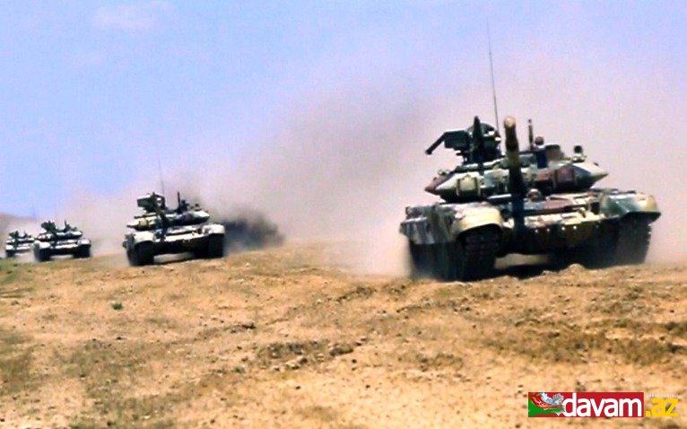 Tank bölmələri artilleriya ilə qarşılıqlı fəaliyyətdə təlim-döyüş tapşırıqlarını icra edirlər