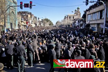 İranın dikator rejiminin qanunlarına tabe olmayan vətəndaş vəhşicəsinə şalaqlanır(Fotolar)