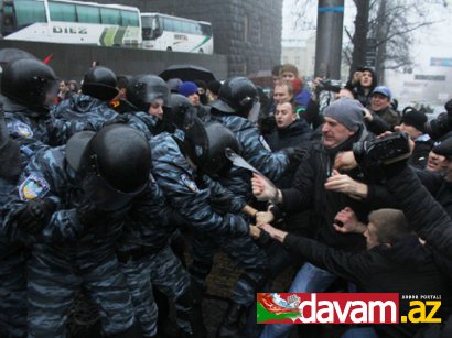 Etirazçılar Kiyevdə Prezident Administrasiyasının binasına hücum edirlər