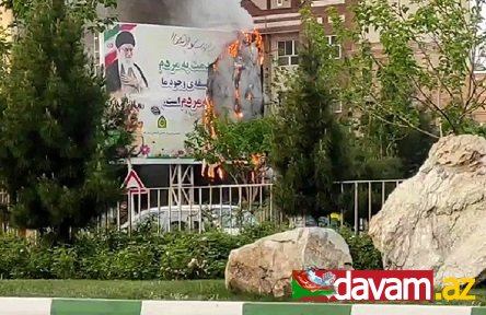 İranda Xamneyinin baneri yandırılıb